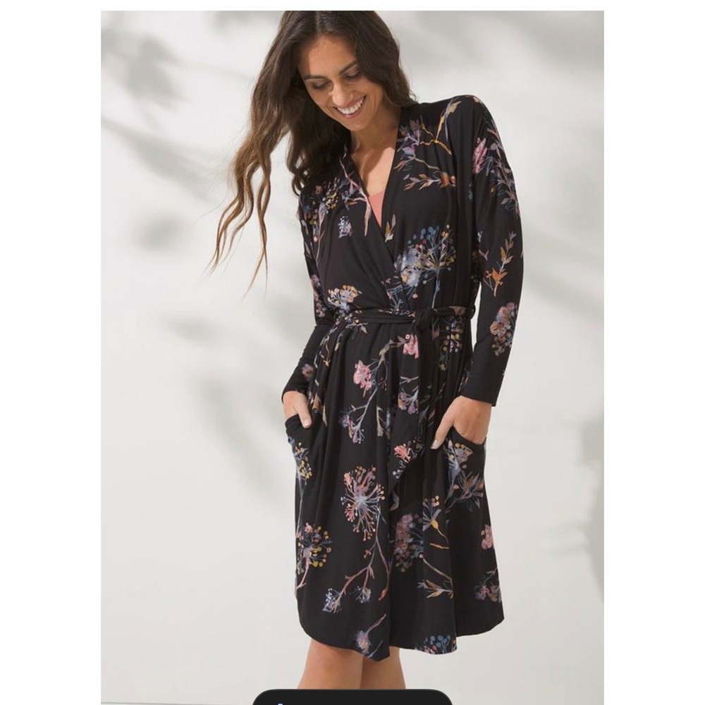 Soma Intimates Cool nights Short veiled Floral Robe Black Kimono Floral Sz S